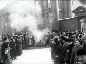 Quema del escudo de armas de los zares en Nevsky Prospekt cerca de la oficina del Emperador, San Petersburgo, 1917 de Russian Photographer